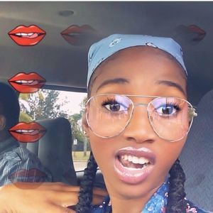 Meet your Posher, Arielle chmyvensca